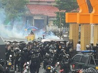 Potret Rusuh Supporter Sepak Bola vs Polisi di Semarang