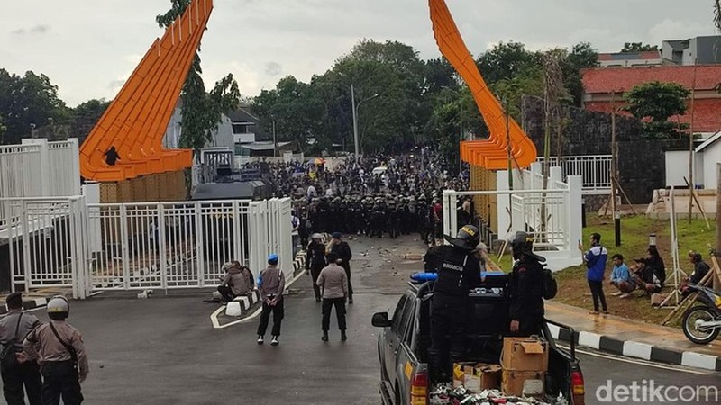 Kericuhan suporter PSIS Semarang denga polisi di sekitar Stadion Jatidiri (Dok. DetikJateng/Afzal Nur Iman)
