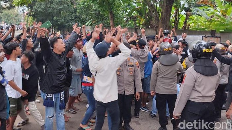 Kericuhan suporter PSIS Semarang denga polisi di sekitar Stadion Jatidiri (Dok. DetikJateng/Afzal Nur Iman)