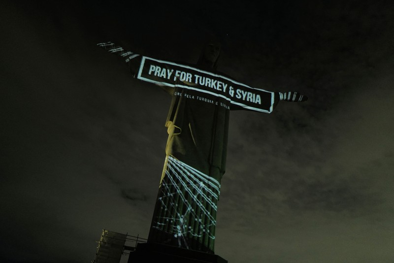 Bendera Turki dikibarkan di patung Kristus Sang Penebus di Gunung Corcovado di Rio de Janeiro, 16 Februari 2023, sebagai penghormatan kepada para korban gempa bumi yang melanda Turki dan Suriah. Bendera Turki dikibarkan di patung Kristus Sang Penebus di Gunung Corcovado di Rio de Janeiro, 16 Februari 2023, sebagai penghormatan kepada para korban gempa bumi yang melanda Turki dan Suriah. (MAURO PIMENTEL/MAURO PIMENTEL/AFP via Getty Images)