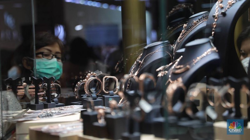 Pengunjung melintas di booth acara Jakarta International Jewellery Fair (JIJF) tahun 2023, Jumat, (17/2). (CNBC Indonesia/ Muhammad Sabki)