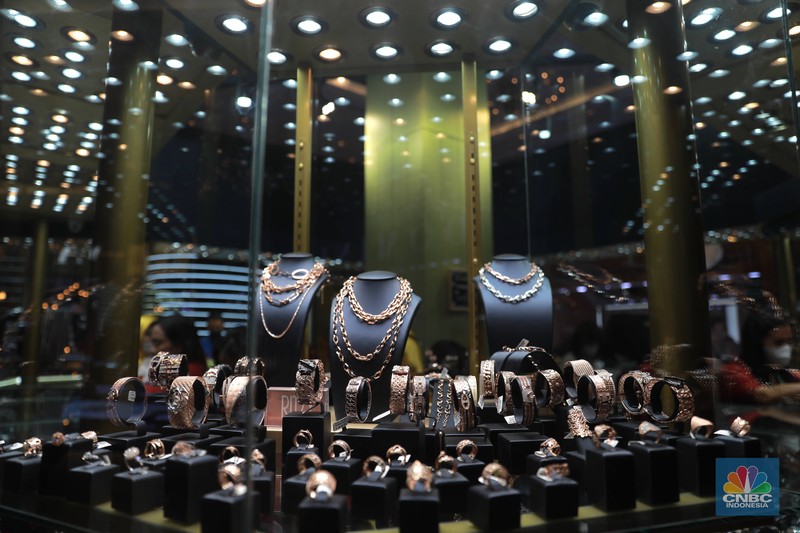 Pengunjung melintas di booth acara Jakarta International Jewellery Fair (JIJF) tahun 2023, Jumat, (17/2). (CNBC Indonesia/ Muhammad Sabki)