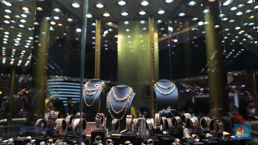 Pengunjung melintas di booth acara Jakarta International Jewellery Fair (JIJF) tahun 2023, Jumat, (17/2). (CNBC Indonesia/ Muhammad Sabki)