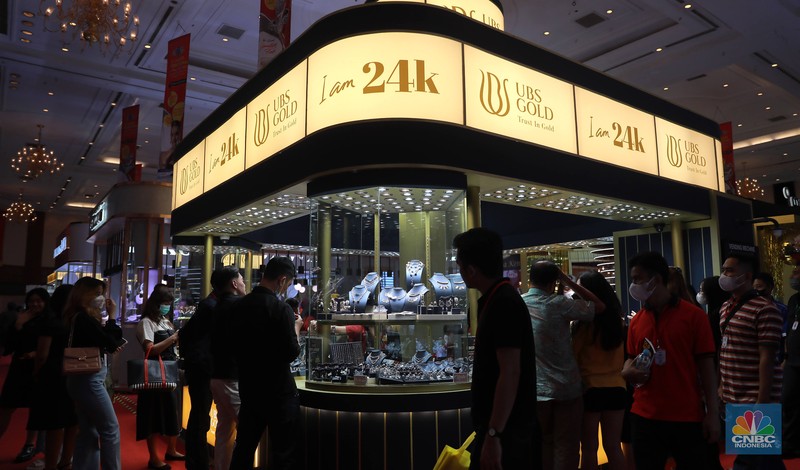 Pengunjung melintas di booth acara Jakarta International Jewellery Fair (JIJF) tahun 2023, Jumat, (17/2). (CNBC Indonesia/ Muhammad Sabki)