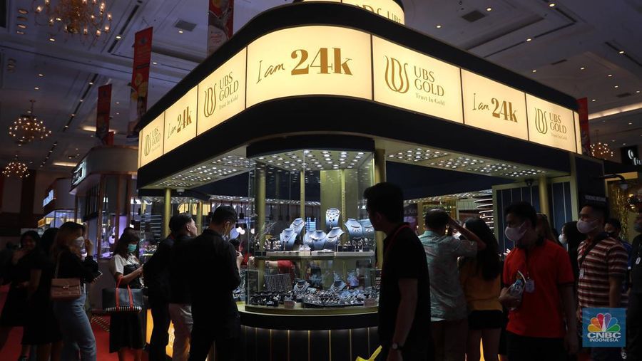 Pengunjung melintas di booth acara Jakarta International Jewellery Fair (JIJF) tahun 2023, Jumat, (17/2). (CNBC Indonesia/ Muhammad Sabki)