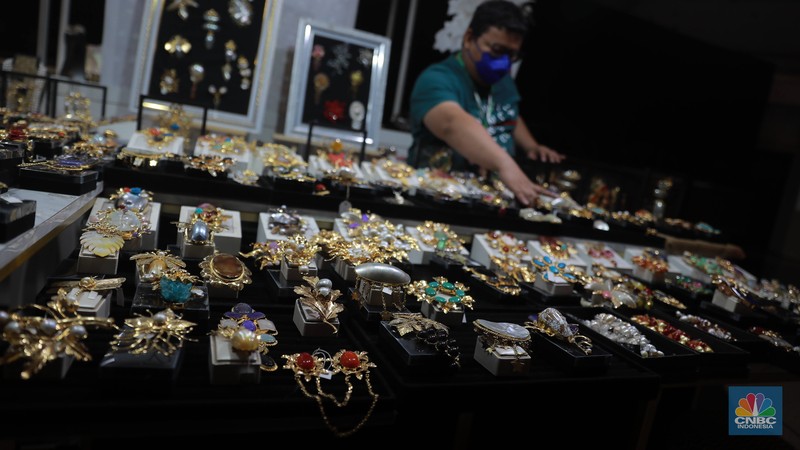 Pengunjung melintas di booth acara Jakarta International Jewellery Fair (JIJF) tahun 2023, Jumat, (17/2). (CNBC Indonesia/ Muhammad Sabki)