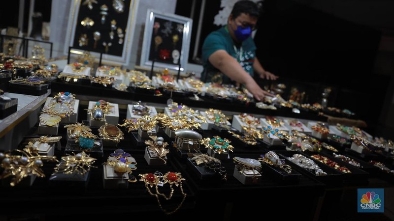 Pengunjung melintas di booth acara Jakarta International Jewellery Fair (JIJF) tahun 2023, Jumat, (17/2). (CNBC Indonesia/ Muhammad Sabki)