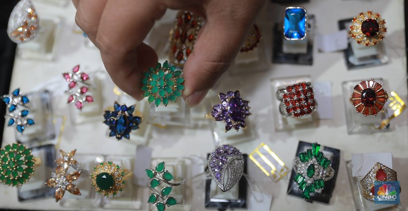 Pengunjung melintas di booth acara Jakarta International Jewellery Fair (JIJF) tahun 2023, Jumat, (17/2). (CNBC Indonesia/ Muhammad Sabki)