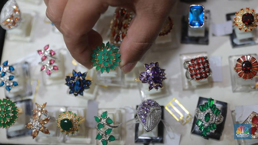 Pengunjung melintas di booth acara Jakarta International Jewellery Fair (JIJF) tahun 2023, Jumat, (17/2). (CNBC Indonesia/ Muhammad Sabki)
