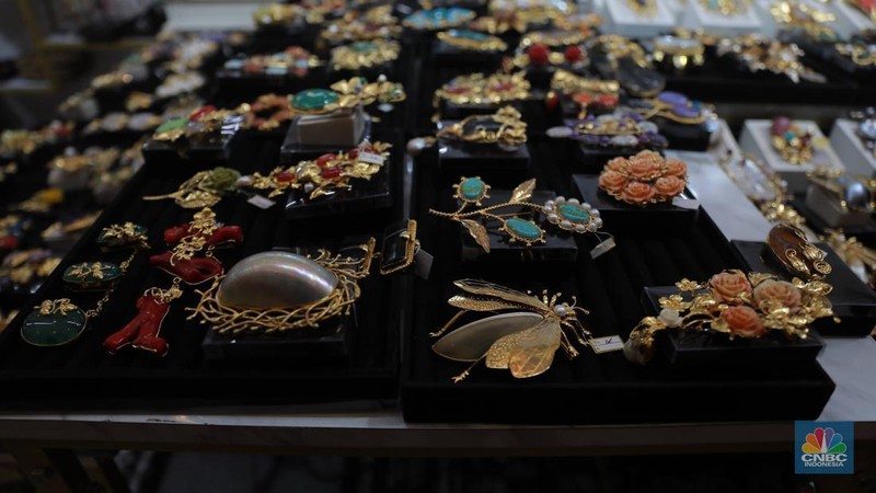 Pengunjung melintas di booth acara Jakarta International Jewellery Fair (JIJF) tahun 2023, Jumat, (17/2). (CNBC Indonesia/ Muhammad Sabki)