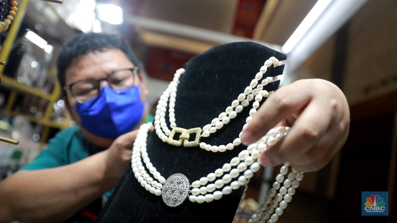 Pengunjung melintas di booth acara Jakarta International Jewellery Fair (JIJF) tahun 2023, Jumat, (17/2). (CNBC Indonesia/ Muhammad Sabki)