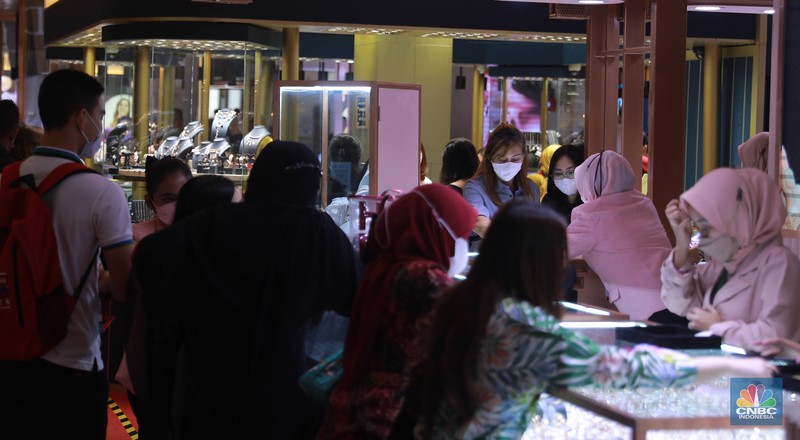 Pengunjung melintas di booth acara Jakarta International Jewellery Fair (JIJF) tahun 2023, Jumat, (17/2). Pengunjung melintas di booth acara Jakarta International Jewellery Fair (JIJF) tahun 2023, Jumat, (17/2). (CNBC Indonesia/ Muhammad Sabki)