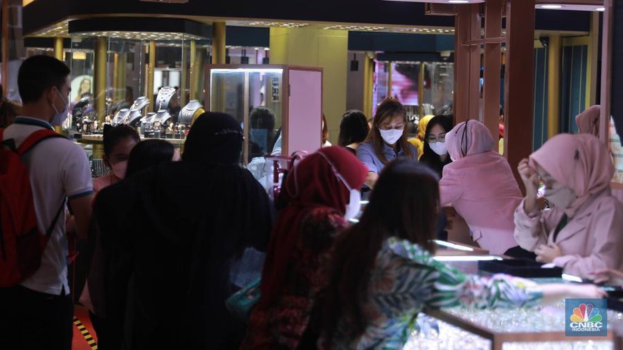 Pengunjung melintas di booth acara Jakarta International Jewellery Fair (JIJF) tahun 2023, Jumat, (17/2). (CNBC Indonesia/ Muhammad Sabki)