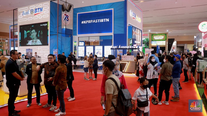 Pengunjung menghadiri pameran Indonesia Property Expo atau IPEX di Jakarta Convention Center (JCC), Senayan, Jakarta Pusat, Jumat, (17/2). Pengunjung menghadiri pameran Indonesia Property Expo atau IPEX di Jakarta Convention Center (JCC), Senayan, Jakarta Pusat, Jumat, (17/2). (CNBC Indonesia/ Muhammad Sabki)