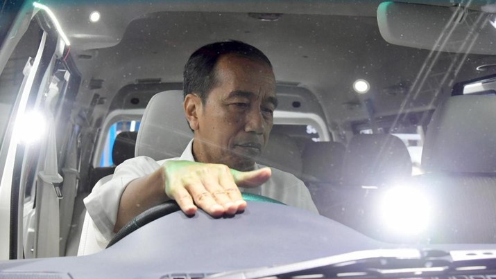 Presiden Jokowi menyempatkan diri reuni bersama Esemka saat pembukaan Pameran Otomotif IIMS Tahun 2023. (Dok. Biro Pers Sekretariat Presiden/Muchlis Jr) (Dok. Biro Pers Sekretariat Presiden/Muchlis Jr)