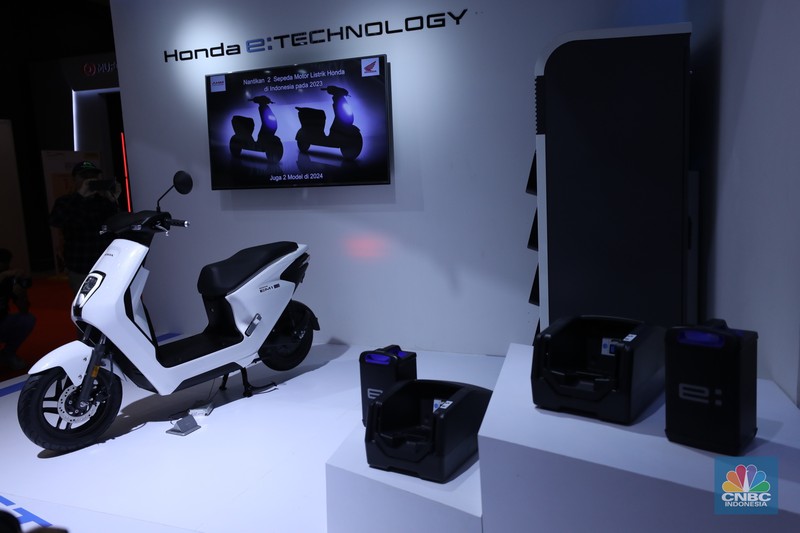 PT Astra Honda Motor (AHM) resmi mengenalkan motor listrik baru di pameran Indonesia International Motor Show atau IIMS 2023, yakni Honda EM1 e. PT Astra Honda Motor (AHM) resmi mengenalkan motor listrik baru di pameran Indonesia International Motor Show atau IIMS 2023, yakni Honda EM1 e. (CNBC Indonesia/Tri Susilo)
