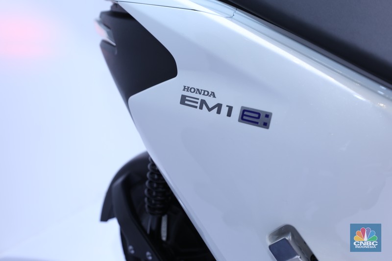 PT Astra Honda Motor (AHM) resmi mengenalkan motor listrik baru di pameran Indonesia International Motor Show atau IIMS 2023, yakni Honda EM1 e. PT Astra Honda Motor (AHM) resmi mengenalkan motor listrik baru di pameran Indonesia International Motor Show atau IIMS 2023, yakni Honda EM1 e. (CNBC Indonesia/Tri Susilo)