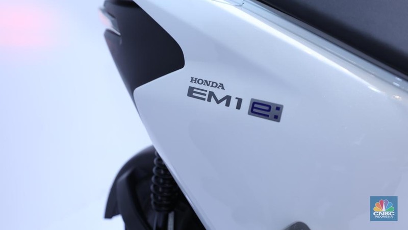 PT Astra Honda Motor (AHM) resmi mengenalkan motor listrik baru di pameran Indonesia International Motor Show atau IIMS 2023, yakni Honda EM1 e. (CNBC Indonesia/Tri Susilo)