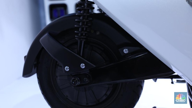 PT Astra Honda Motor (AHM) resmi mengenalkan motor listrik baru di pameran Indonesia International Motor Show atau IIMS 2023, yakni Honda EM1 e. (CNBC Indonesia/Tri Susilo)