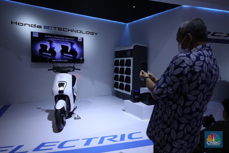PT Astra Honda Motor (AHM) resmi mengenalkan motor listrik baru di pameran Indonesia International Motor Show atau IIMS 2023, yakni Honda EM1 e. PT Astra Honda Motor (AHM) resmi mengenalkan motor listrik baru di pameran Indonesia International Motor Show atau IIMS 2023, yakni Honda EM1 e. (CNBC Indonesia/Tri Susilo)
