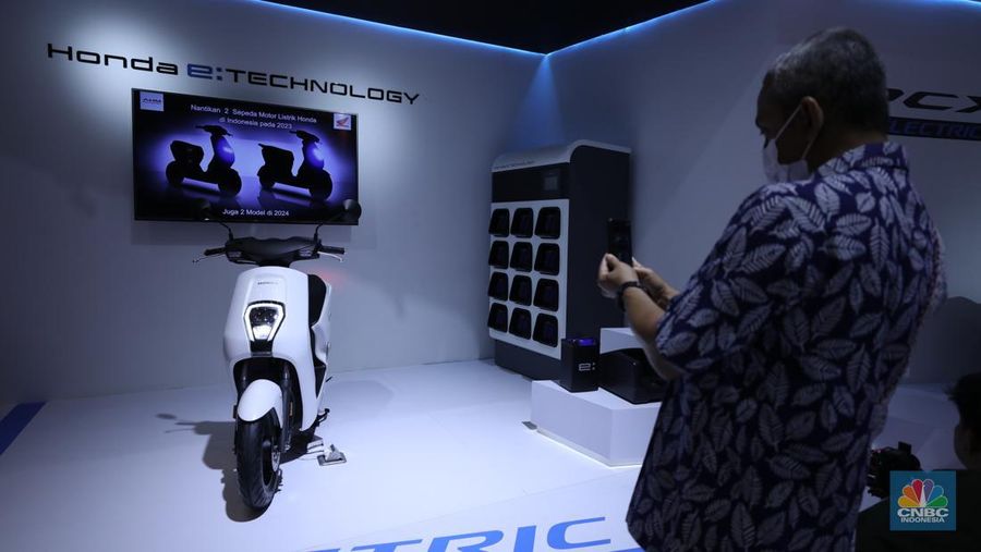 PT Astra Honda Motor (AHM) resmi mengenalkan motor listrik baru di pameran Indonesia International Motor Show atau IIMS 2023, yakni Honda EM1 e. (CNBC Indonesia/Tri Susilo)