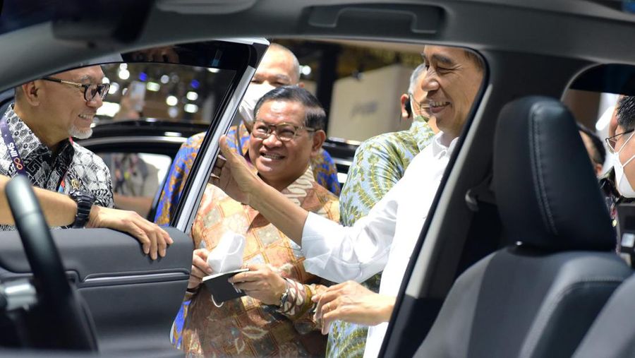 Seskab Pramono Anung mendampingi Presiden Jokowi pada pembukaan Pameran Otomotif IIMS Tahun 2023 di JIEXPO, Convention Center and Theater, Jakarta, Kamis (16/02/2023) pagi. (Dok. Humas Setkab/Rahmat)