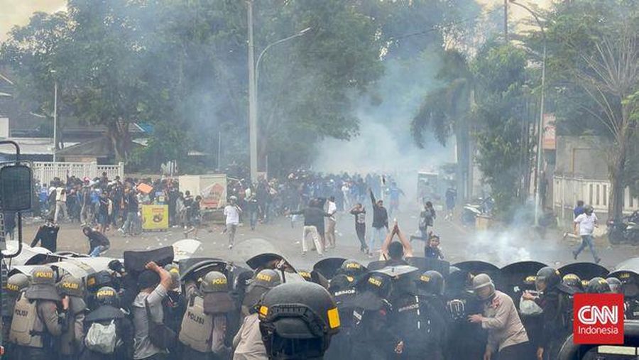 Suporter PSIS memaksa masuk ke Stadion Jatidiri dalam duel PSIS vs Persis. (Dok. CNN Indonesia/Damar Sinuko)