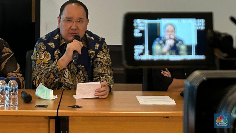 Susilo Ari Wibowo selaku penasehat hukum Henry Surya meluruskan bahwa 23 perusahaan itu bukan cangkang, melainkan perusahaan yang terafiliasi dengan KSP Indosurya. (CNBC Indonesia/Zefanya Aprilia)