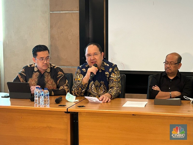 Susilo Ari Wibowo selaku penasehat hukum Henry Surya meluruskan bahwa 23 perusahaan itu bukan cangkang, melainkan perusahaan yang terafiliasi dengan KSP Indosurya. Susilo Ari Wibowo selaku penasehat hukum Henry Surya meluruskan bahwa 23 perusahaan itu bukan cangkang, melainkan perusahaan yang terafiliasi dengan KSP Indosurya. (CNBC Indonesia/Zefanya Aprilia)