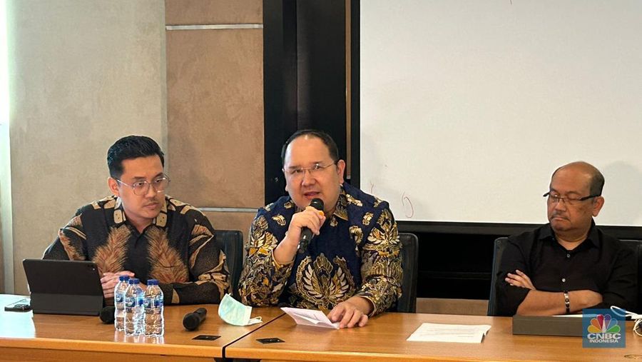 Susilo Ari Wibowo selaku penasehat hukum Henry Surya meluruskan bahwa 23 perusahaan itu bukan cangkang, melainkan perusahaan yang terafiliasi dengan KSP Indosurya. (CNBC Indonesia/Zefanya Aprilia)