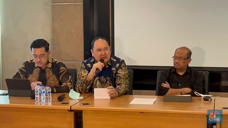 Susilo Ari Wibowo selaku penasehat hukum Henry Surya meluruskan bahwa 23 perusahaan itu bukan cangkang, melainkan perusahaan yang terafiliasi dengan KSP Indosurya. Susilo Ari Wibowo selaku penasehat hukum Henry Surya meluruskan bahwa 23 perusahaan itu bukan cangkang, melainkan perusahaan yang terafiliasi dengan KSP Indosurya. (CNBC Indonesia/Zefanya Aprilia)