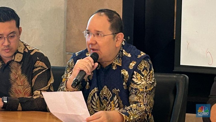 Susilo Ari Wibowo selaku penasehat hukum Henry Surya meluruskan bahwa 23 perusahaan itu bukan cangkang, melainkan perusahaan yang terafiliasi dengan KSP Indosurya. Susilo Ari Wibowo selaku penasehat hukum Henry Surya meluruskan bahwa 23 perusahaan itu bukan cangkang, melainkan perusahaan yang terafiliasi dengan KSP Indosurya. (CNBC Indonesia/Zefanya Aprilia)