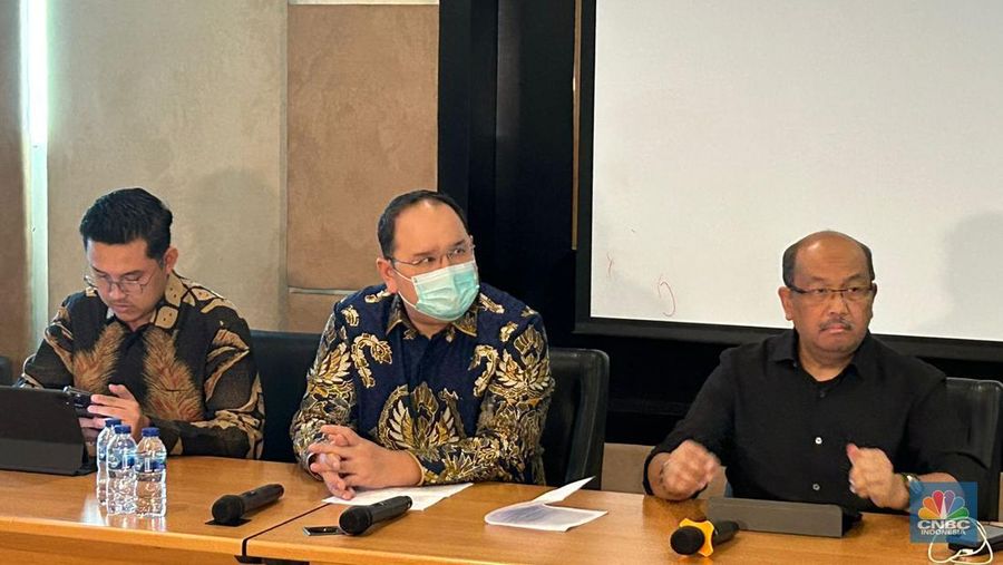 Susilo Ari Wibowo selaku penasehat hukum Henry Surya meluruskan bahwa 23 perusahaan itu bukan cangkang, melainkan perusahaan yang terafiliasi dengan KSP Indosurya. (CNBC Indonesia/Zefanya Aprilia)