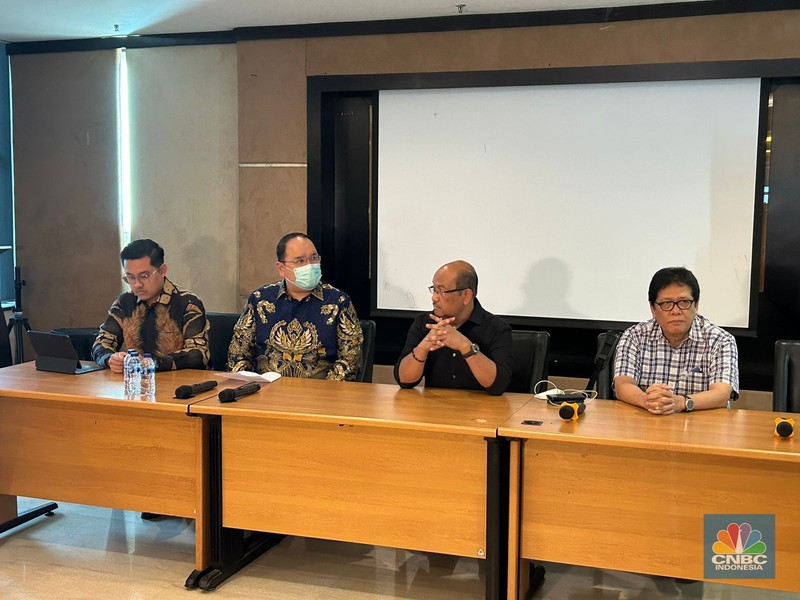 Susilo Ari Wibowo selaku penasehat hukum Henry Surya meluruskan bahwa 23 perusahaan itu bukan cangkang, melainkan perusahaan yang terafiliasi dengan KSP Indosurya. Susilo Ari Wibowo selaku penasehat hukum Henry Surya meluruskan bahwa 23 perusahaan itu bukan cangkang, melainkan perusahaan yang terafiliasi dengan KSP Indosurya. (CNBC Indonesia/Zefanya Aprilia)