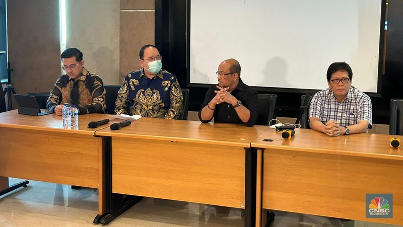 Susilo Ari Wibowo selaku penasehat hukum Henry Surya meluruskan bahwa 23 perusahaan itu bukan cangkang, melainkan perusahaan yang terafiliasi dengan KSP Indosurya. (CNBC Indonesia/Zefanya Aprilia)