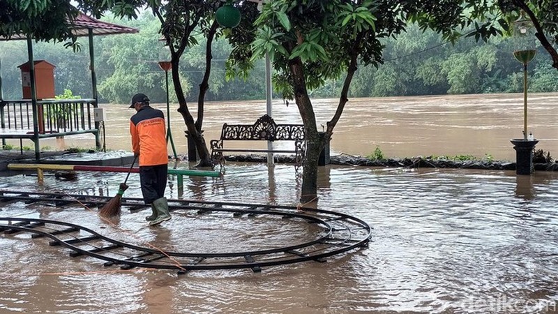 Kondisi terkini Bengawan Solo, Jumat (17/2/2023). (Tara Wahyu NV/detikJateng) Kondisi terkini Bengawan Solo, Jumat (17/2/2023). (Tara Wahyu NV/detikJateng)