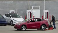 Penampakan Mobil Tanpa Sopir Tesla Yang Kena Recall