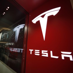 Tesla Banting Harga Mobil Gila-gilaan, Saham Malah Anjlok