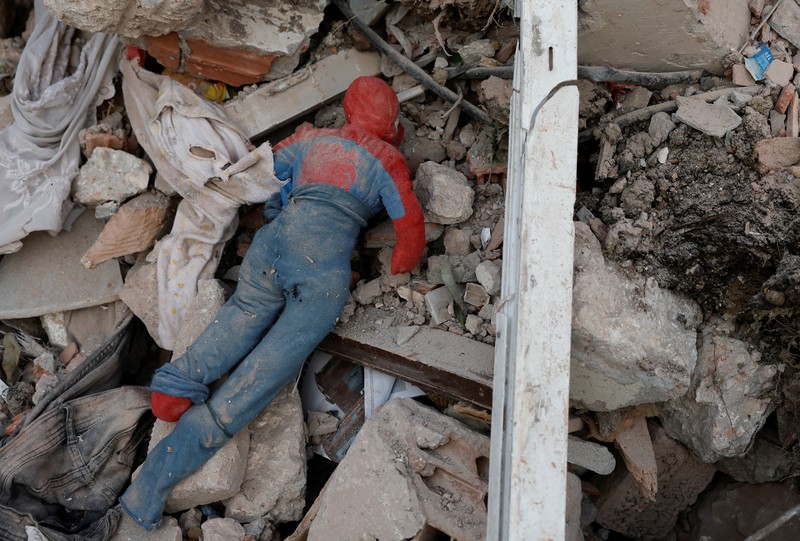 TURKEY-QUAKE/ A picture is fixed to a tree in the aftermath of a deadly earthquake in Kahramanmaras, Turkey February 15, 2023. REUTERS/Nir Elias TPX IMAGES OF THE DAY