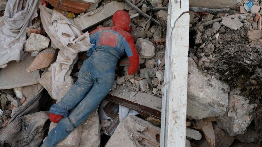A picture is fixed to a tree in the aftermath of a deadly earthquake in Kahramanmaras, Turkey February 15, 2023. REUTERS/Nir Elias      TPX IMAGES OF THE DAY