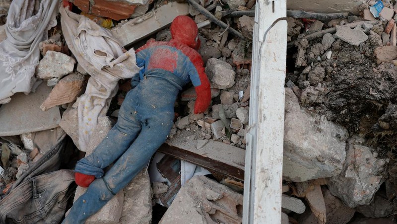 A picture is fixed to a tree in the aftermath of a deadly earthquake in Kahramanmaras, Turkey February 15, 2023. REUTERS/Nir Elias      TPX IMAGES OF THE DAY