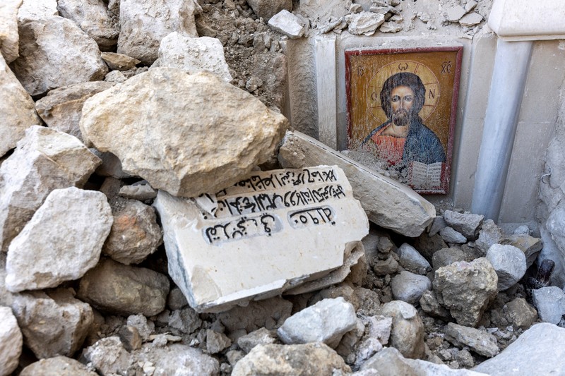 TURKEY-QUAKE/ A picture is fixed to a tree in the aftermath of a deadly earthquake in Kahramanmaras, Turkey February 15, 2023. REUTERS/Nir Elias TPX IMAGES OF THE DAY
