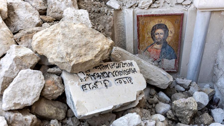 A picture is fixed to a tree in the aftermath of a deadly earthquake in Kahramanmaras, Turkey February 15, 2023. REUTERS/Nir Elias      TPX IMAGES OF THE DAY