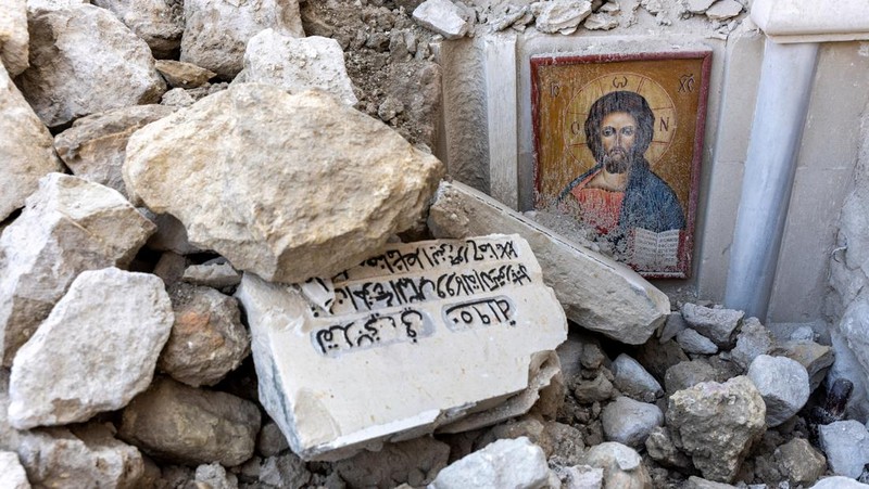 A picture is fixed to a tree in the aftermath of a deadly earthquake in Kahramanmaras, Turkey February 15, 2023. REUTERS/Nir Elias      TPX IMAGES OF THE DAY