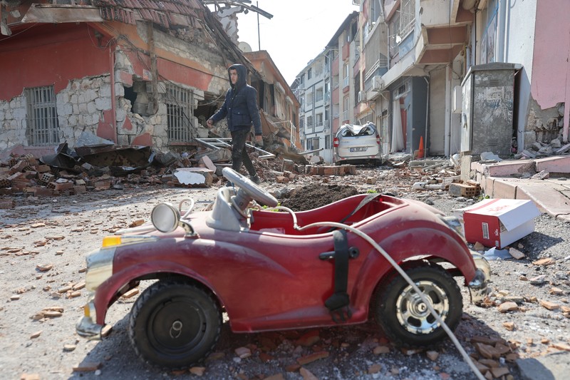 TURKEY-QUAKE/ A picture is fixed to a tree in the aftermath of a deadly earthquake in Kahramanmaras, Turkey February 15, 2023. REUTERS/Nir Elias TPX IMAGES OF THE DAY