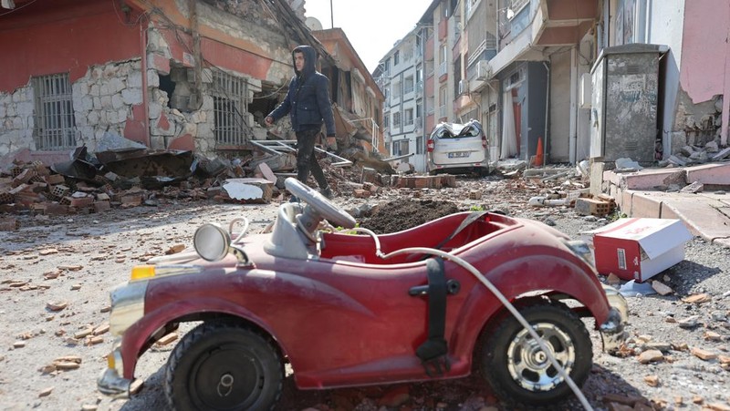 A picture is fixed to a tree in the aftermath of a deadly earthquake in Kahramanmaras, Turkey February 15, 2023. REUTERS/Nir Elias      TPX IMAGES OF THE DAY