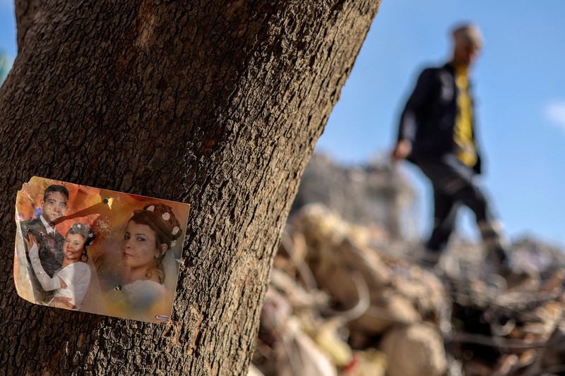 TURKEY-QUAKE/ A picture is fixed to a tree in the aftermath of a deadly earthquake in Kahramanmaras, Turkey February 15, 2023. REUTERS/Nir Elias TPX IMAGES OF THE DAY