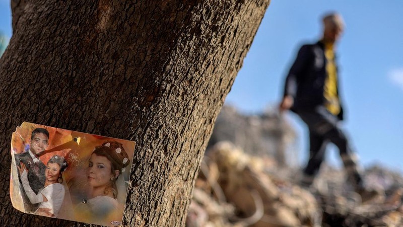 A picture is fixed to a tree in the aftermath of a deadly earthquake in Kahramanmaras, Turkey February 15, 2023. REUTERS/Nir Elias      TPX IMAGES OF THE DAY