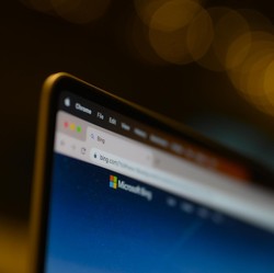 Google-Apple Ditagih Pajak, AS Ancam Sampanye dan Tas Mewah