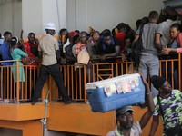 Potret Warga Haiti Berebut Bikin Paspor, Terobos Imigrasi